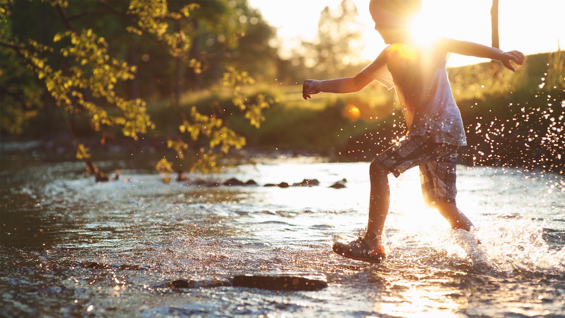 Около жизни. Природа, движения, Возраст. Любопытство в природе. Playing in the Creek. Фото детей 5 лет на природе в движении летом.